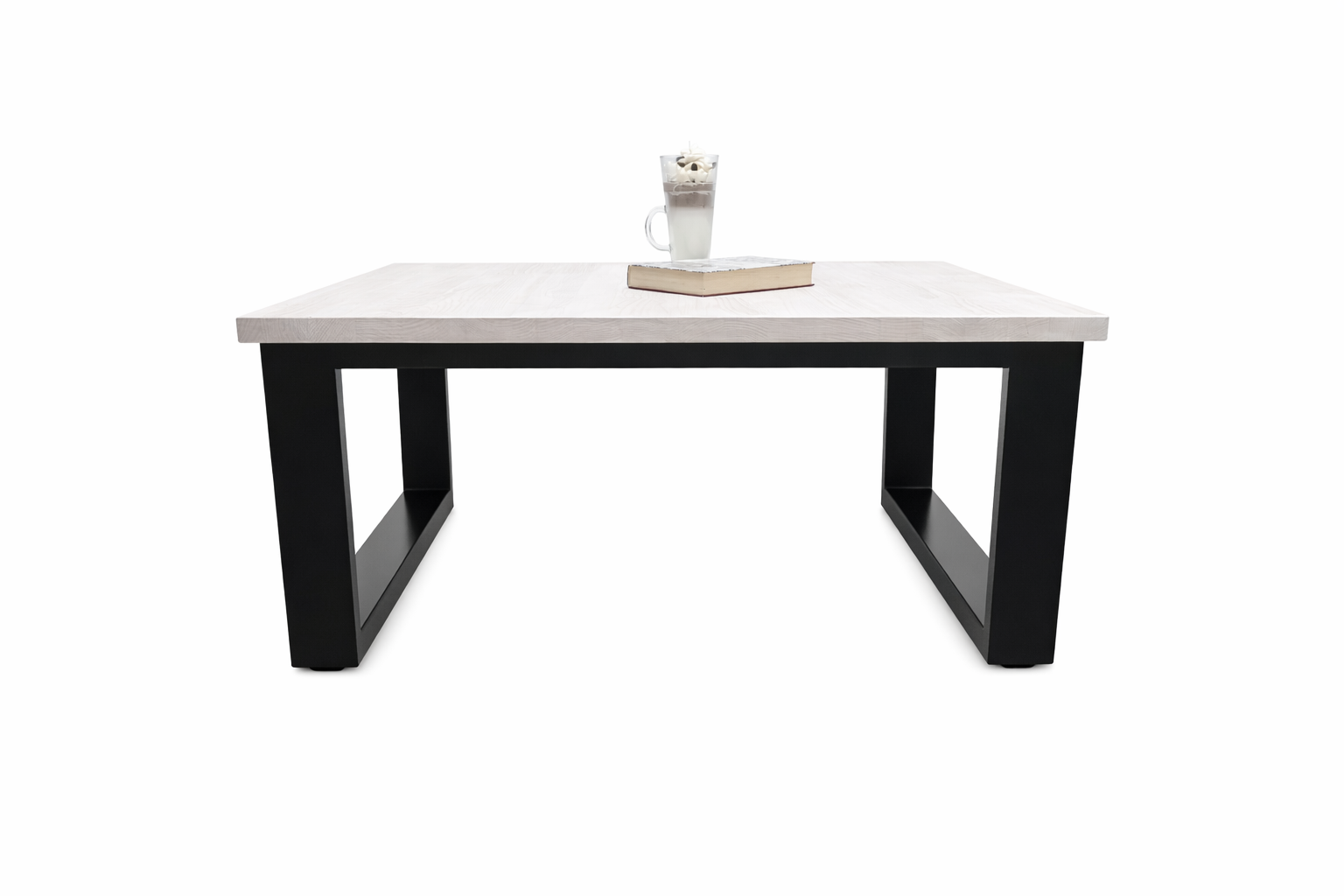 Minimalist stół z filiżanką i książką